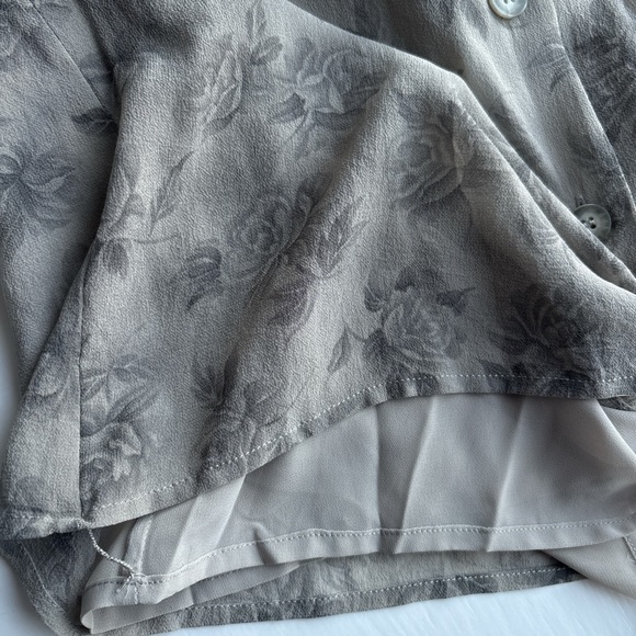 Vintage 90s Silk Liz Claiborne Neutral Floral Button-Up Blouse Petite 8 - Picture 9 of 9